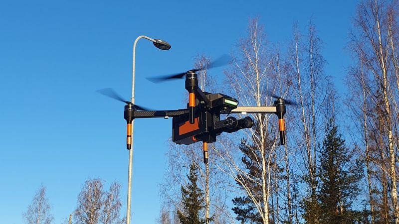 Drone eli autonominen robottikopteri lentämässä ilmassa Kuva: Rumble Tools