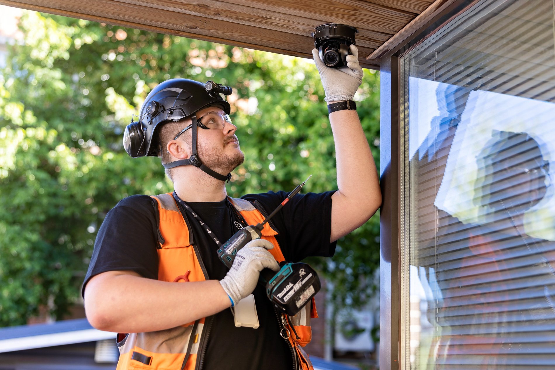 CERTEGOn turvalaiteasentaja asentaa valvontakameraa kattoon