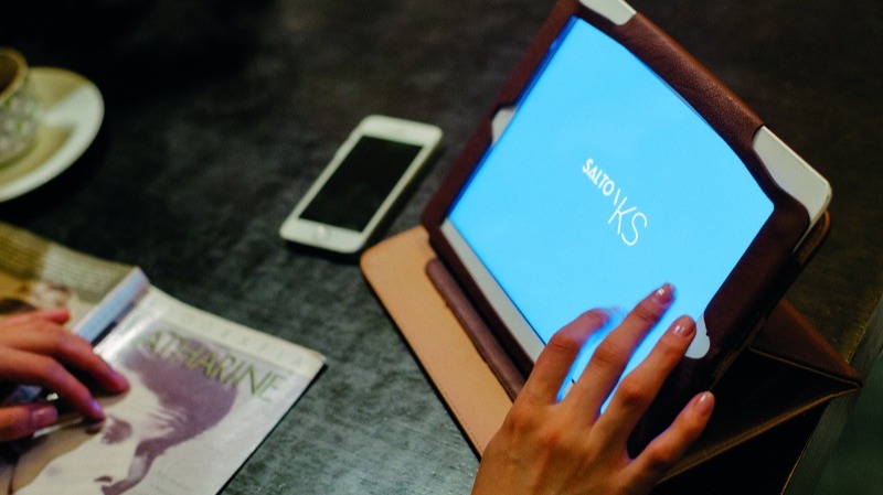 SALTO KS -kulunvalvontajärjestelmä käytössä tabletilla Kuva: SALTO Systems