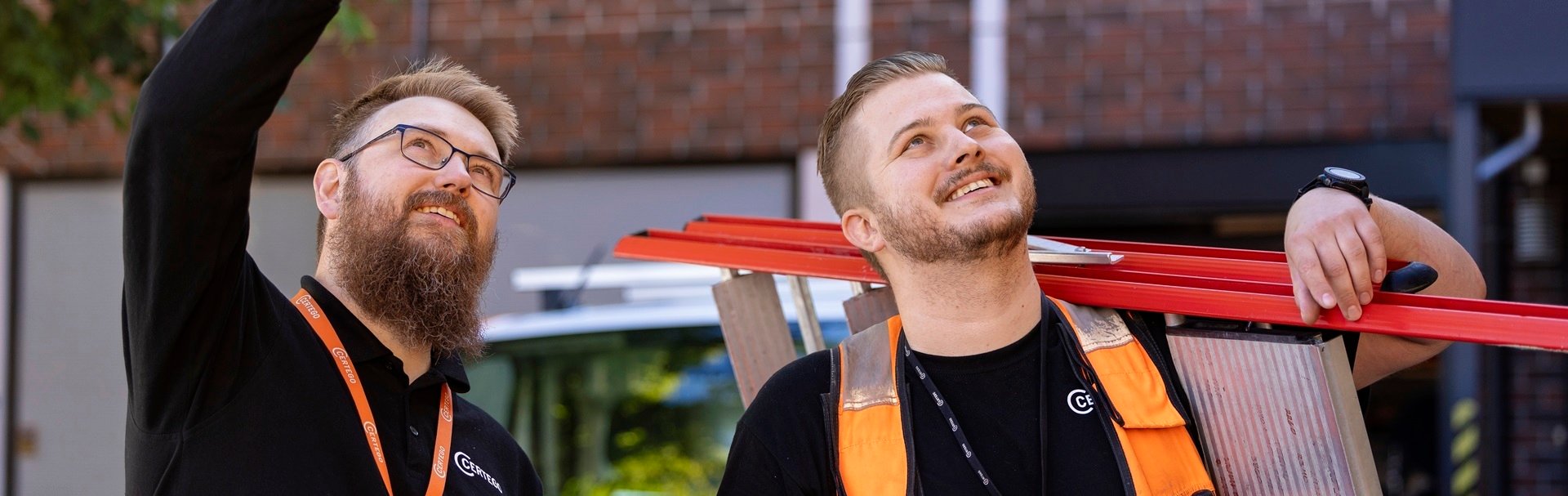 CERTEGOn huoltokoordinaattori ja asentaja lähdössä turvatekniselle asennustehtävälle