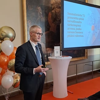 kansanedustaja-jarno-limnell-puhuu-certegon-asiakaspaivassa-helmikuussa2024