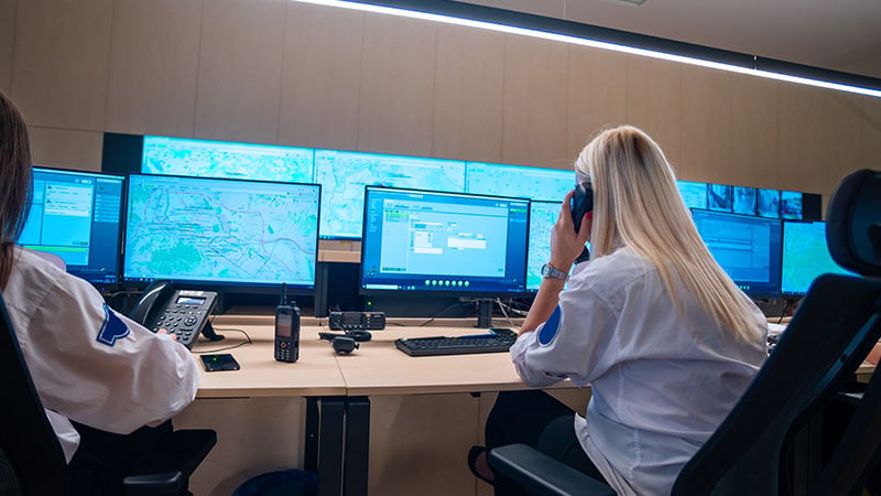 call center -työntekijöitä ottamassa vastaan palvelupyyntöjä