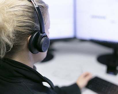 Kiinteistövalvomon työntekijä reagoi hälytyksiin työpisteellään.