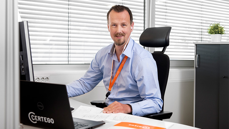 male-in-office-working-2-800X450
