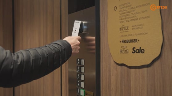 Asiakas käyttää Break Sokos Hotel Tahkon hissiä avainkortilla, kaikki järjestelmät ja kulkemiset toimivat sähköisesti.