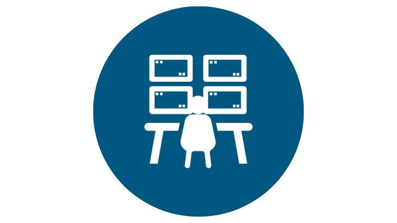 Henkilö istuu valvomossa -ikoni