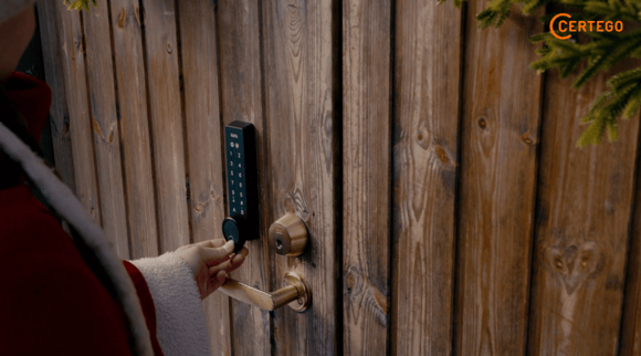 Tonttu näyttää oven lukijaan tunnistetta