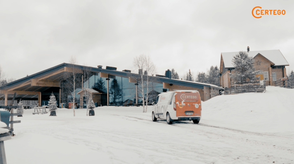 CERTEGOn pakettiauto ajaa Tonttulan vierailijakeskuksen ja Joulupukin talon luokse