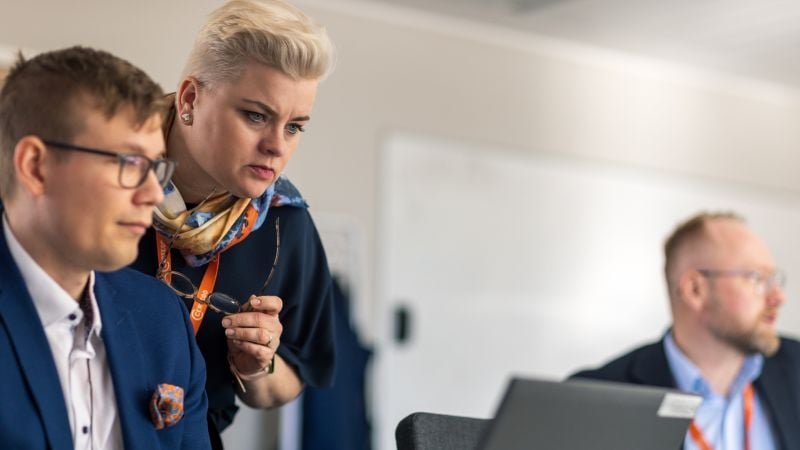 Toimimme vastuullisena liikekumppanina, ihmisiä pöydän ja tietokoneen ääressä.