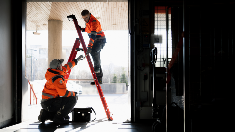 CERTEGOn ammattilaiset asentamassa valvontakameraa