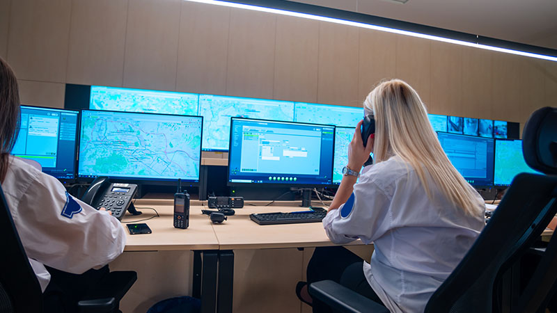 call center -työntekijöitä ottamassa vastaan palvelupyyntöjä