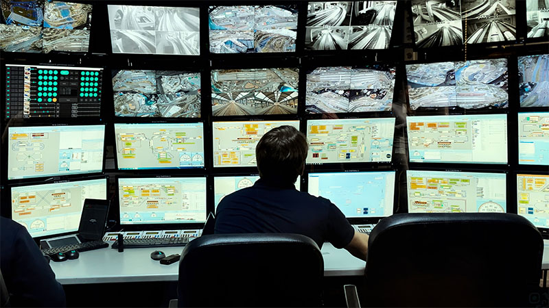 henkilö seuraa valvontakameroiden kuvaa valvomon näytöllä Kuva: AdobeStock