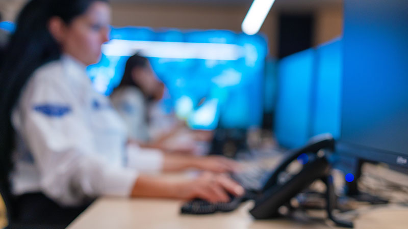 sumea kuva keskuksen työntekijöistä tietokoneiden ääressä