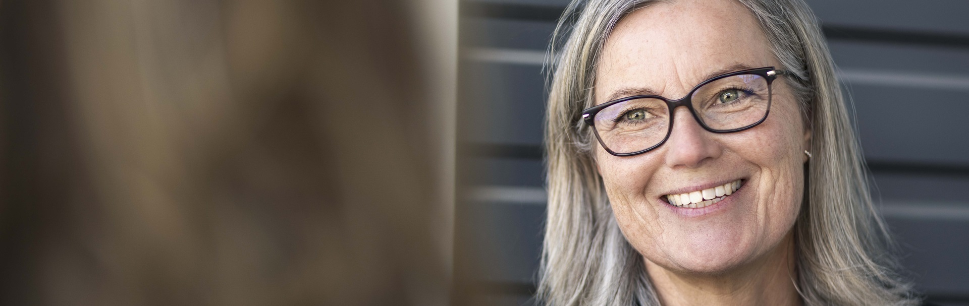 certegolaiset työntekijät keskustelevat hymyillen