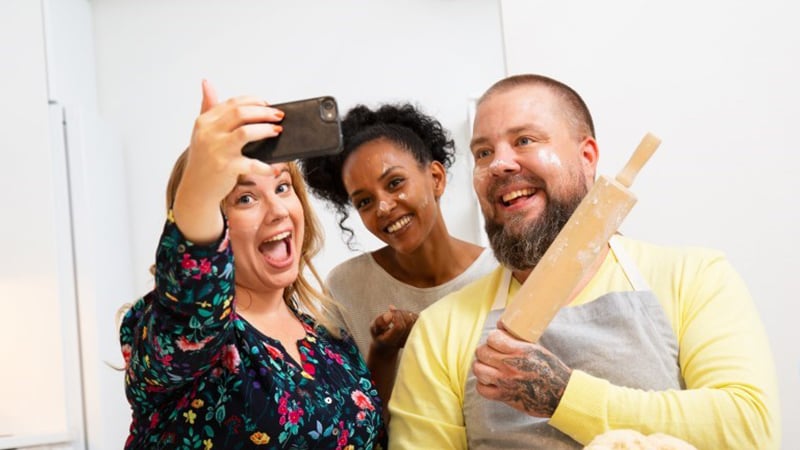 Onnelliset ihmiset ottavat selfieitä