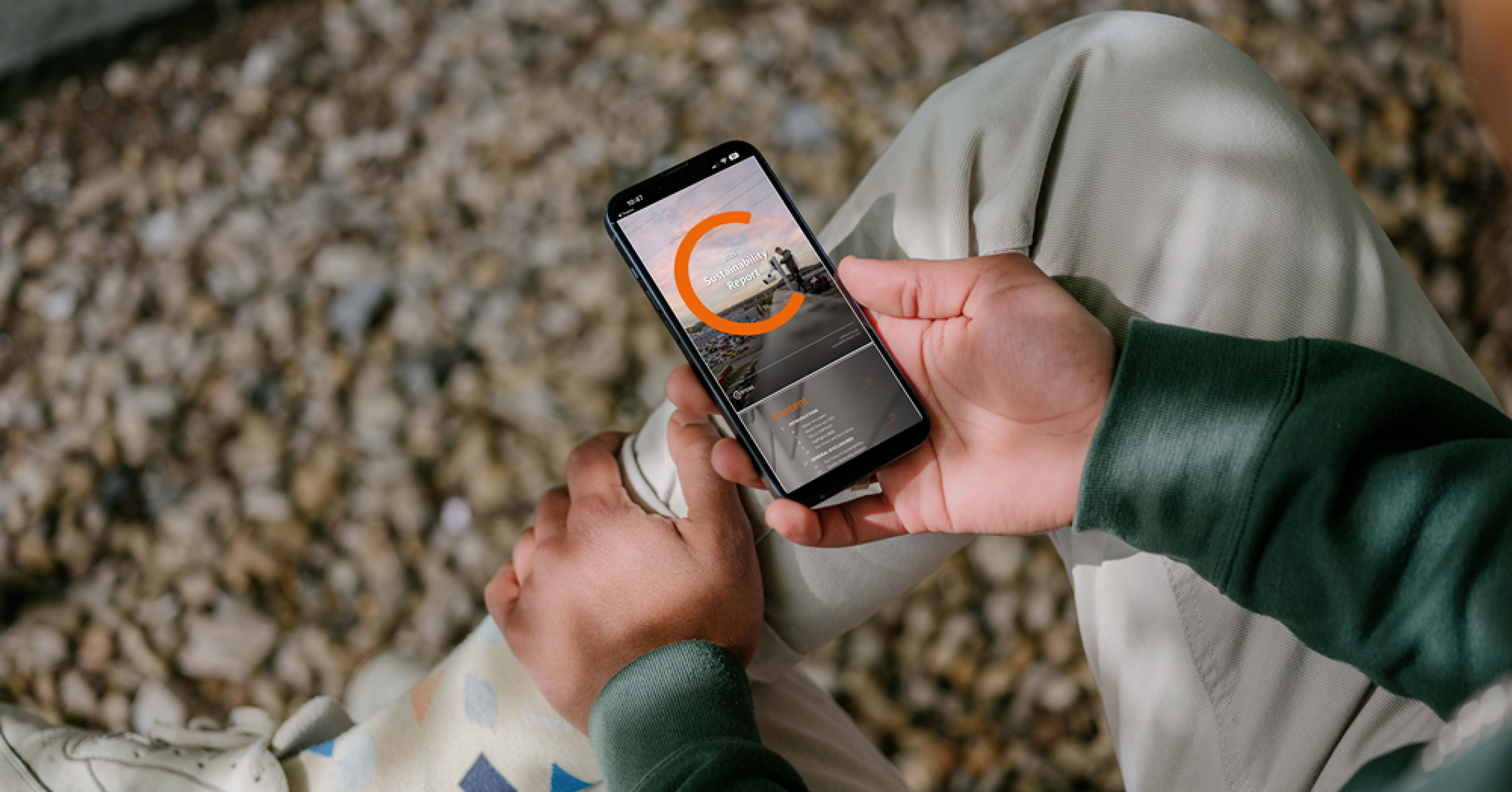 CERTEGO-konsernin vastuullisuusraportti auki puhelimen näytöllä