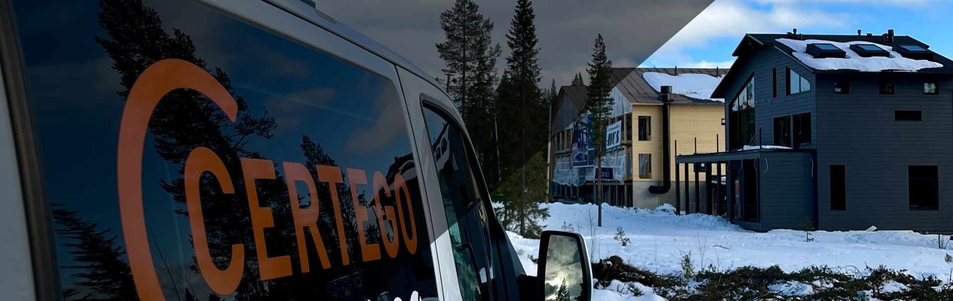 CERTEGO auto lumisella rakennustyömaalla, menossa asentamaan kohteeseen turvatekniikkaa