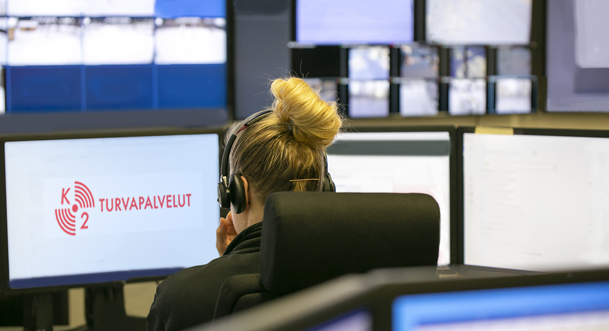 K2 Turvapalveluiden hälytyskeskuspäivystäjä työssään Kuva: K2 Turvapalvelut