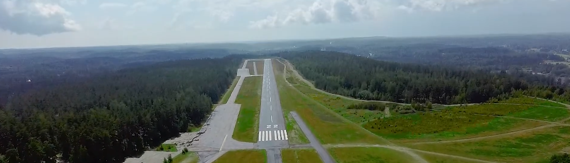 Maailman ensimmäinen automaattisesti valvottu lentokenttä sijaitsee Suomen Nummelassa. Ilmakuva kiitoradasta.