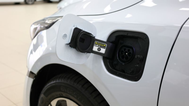 Sähköauto, sähköauton lataus.